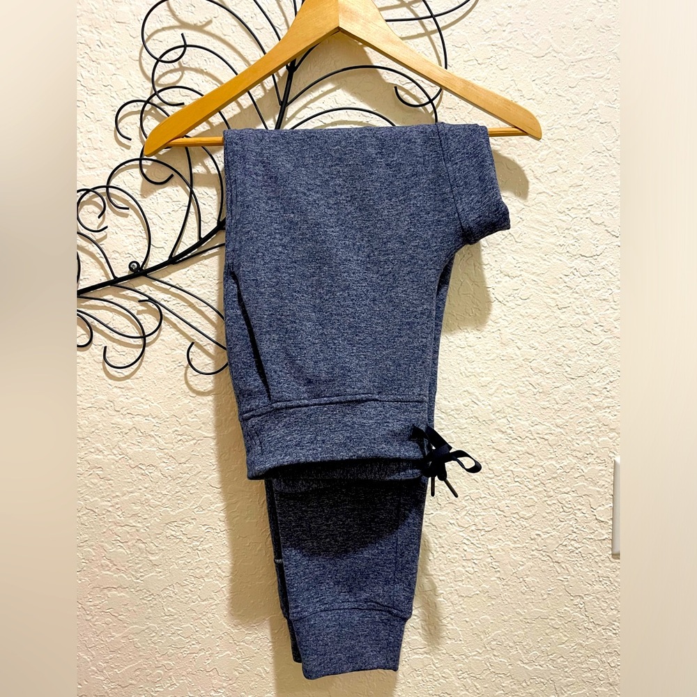 Lululemon woman’s size 8 joggers.
